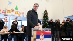 Predsednik Srbije Aleksandar Vučić na glasanju u Beogradu (Foto: REUTERS/Zorana Jevtic)