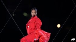 Rihanna durante su presentación en el espectáculo de medio tiempo del Super Bowl 57 de la NFL entre los Chiefs de Kansas City y los Eagles de Filadelfia, el domingo 12 de febrero de 2023, en Glendale, Arizona. (Foto AP/Godofredo A. Vasquez)