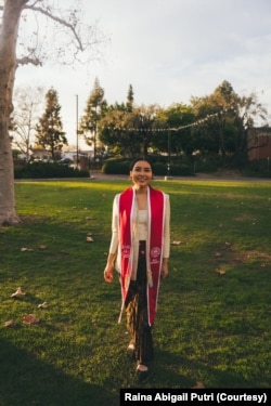Raina Abigail Putri lulus S1 pada Desember 2022 dari Biola University.
