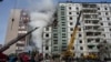Los bomberos trabajan para extinguir un incendio luego de un ataque ruso en un edificio residencial en Uman, en el centro de Ucrania, el viernes 28 de abril de 2023. (Foto AP/Bernat Armangue)
