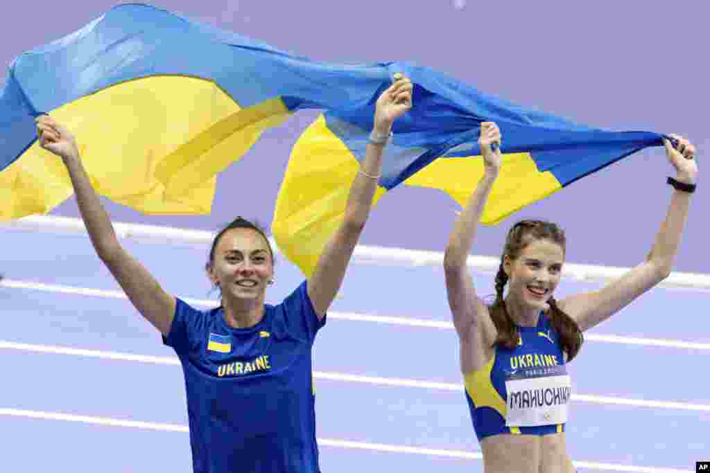 Pese a que los cohetes y los misiles rusos constantemente afectan la red eléctrica de Ucrania, la ganadora de la medalla de bronce para Ucrania en salto de altura, Gerashchenko dijo que &quot;hoy (domingo) tenemos Internet, tenemos luz y en el canal de YouTube, alrededor de 160.000 personas (observaron) en línea&quot;.