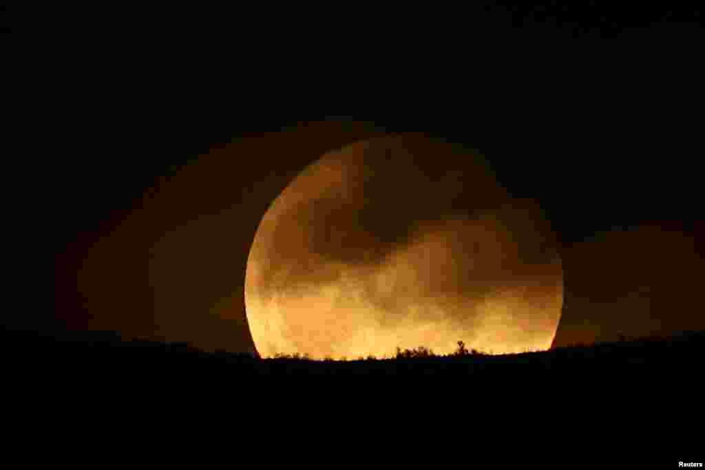 Bulan purnama yang dikenal sebagai &#39;&#39;Worm Moon&#39;&#39; muncul di atas Gunung Dajti di ibu kota Tirana, Albania. (Reuters)&nbsp;