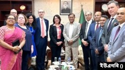 ঢাকা সফররত ওয়াশিংটনের প্রতিনিধিদলের সদস্যরা পররাষ্ট্রমন্ত্রী হাছান মাহমুদের সঙ্গে সাক্ষাত করেন। 