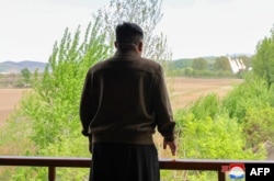 22일 김정은 북한 국무위원장이 핵반격가상종합전술훈련 중 방사포 발사 모습을 지켜보고 있다. 북한 관영매체 조선중앙통신(KCNA)이 23일 보도.