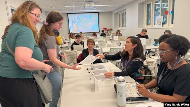 Especialistas del Museo Nacional de Mujeres en las Artes entregan copias de cartas y telegramas enviados por la pintora mexicana Frida Kahlo y sus familiares en el primer evento público de transcripción y conversión digital de la colección que preserva la institución.