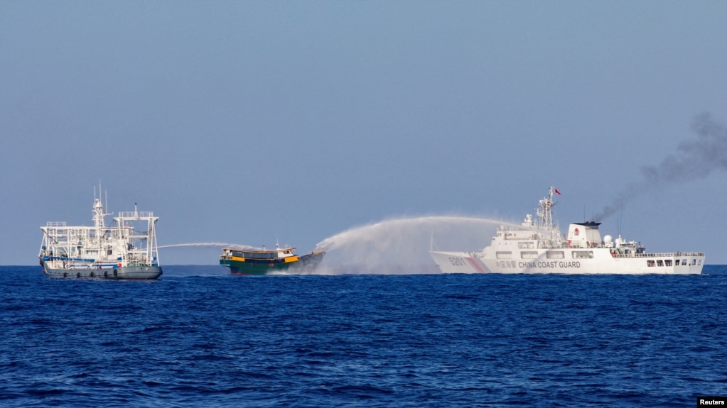 资料照：中国海警舰只用水炮冲击拦截菲律宾的补给船。（2024年3月4日）(photo:VOA)