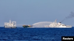 资料照：中国海岸警卫队舰只用水炮冲击拦截菲律宾的补给船。（2024年3月4日）