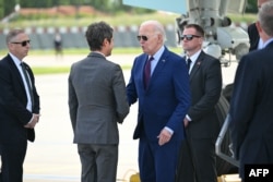 美国总统拜登抵达巴黎，法国总理加布里埃尔·阿塔尔到奥利机场接机欢迎。（2024年6月5日）
