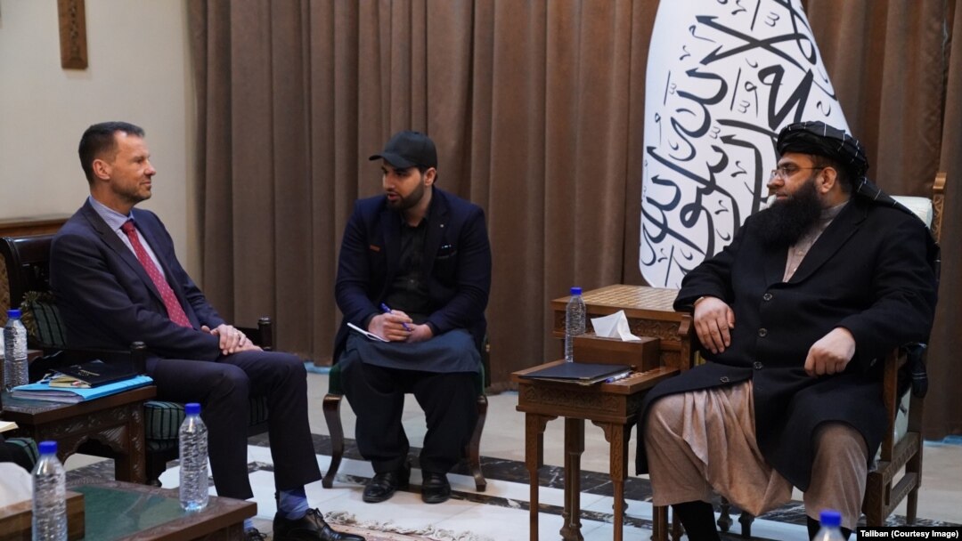 د طالبانو د وزیراعظم مرستیال مولوي عبدالکبیر او د یورپي اتحاد خاص استازی ټوماس نېکلاسن