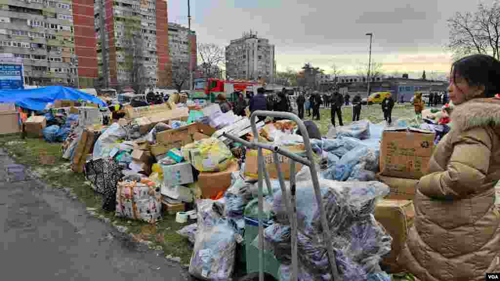 Kineski radnici i vlasnici lokala pored spasene robe iz radnji u tržnom centru u Bloku 70