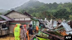 Tim SAR sedang memeriksa kerusakan dan mencari korban tanah longsor di kepulauan Natuna, 7 Maret 2023 (Handout / Kemenkominfo Natuna / AFP) 