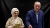 <div style="direction:rtl">رجب طیب اردوغان و همسرش امینه اردوغان در حال رای&zwnj;دادن در دور دوم انتخابات ریاست جمهوری ترکیه (یکشنبه ۷ خرداد ۱۴۰۲)&nbsp;</div>
