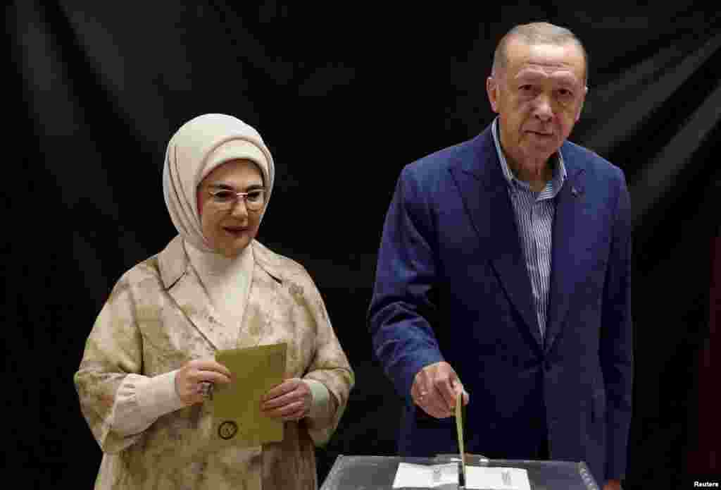 رجب طیب اردوغان و همسرش امینه اردوغان در حال رای&zwnj;دادن در دور دوم انتخابات ریاست جمهوری ترکیه (یکشنبه ۷ خرداد ۱۴۰۲)&nbsp; 
