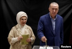 رجب طیب اردوغان و همسرش امینه اردوغان در حال رای‌دادن در دور دوم انتخابات ریاست جمهوری ترکیه