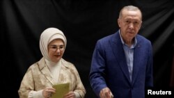 رجب طیب اردوغان و همسرش امینه اردوغان در حال رای‌دادن در دور دوم انتخابات ریاست جمهوری ترکیه