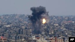 Asap dan api mengepul dari ledakan yang disebabkan oleh serangan udara Israel di Kota Gaza, Rabu, 10 Mei 2023. (AP/Adel Hana)