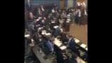 格鲁吉亚议会在讨论一项有争议的法案时爆发肢体冲突
