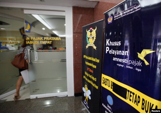 Seorang perempuan memasuki kantor pajak di Jakarta, 23 Februari 2017. (REUTERS/Fatima Elkarim)