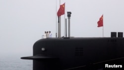 资料照：一艘中国海军潜艇在青岛港外参加庆祝解放军建军70周年的检阅活动。（2019年4月23日）