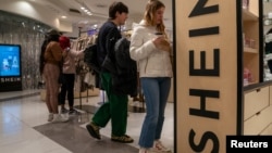 美國紐約時報廣場Forever 21店內販售的中國便宜服飾品牌Shein。 （2023年11月10日）