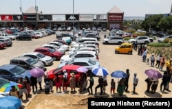 Antrean panjang saat Black Friday di Woodmead Value Mart, di Johannesburg, Afrika Selatan, 25 November 2023. (Foto: REUTERS/Sumaya Hisham)