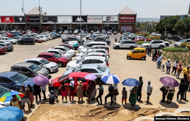 Antrean panjang saat Black Friday di Woodmead Value Mart, di Johannesburg, Afrika Selatan, 25 November 2023. (Foto: REUTERS/Sumaya Hisham)