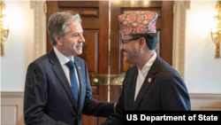 美國國務卿安東尼·布林肯（Antony Blinken）2023年10月30日會見到訪的尼泊爾外交部長納拉揚·普拉卡什·薩烏德（Narayan Prakash Saud）。（美國國務院）