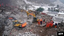 Petugas SAR mencari korban hilang di lokasi bencana, sehari setelah tanah longsor melanda Desa Liangshui di Zhaotong, di Provinsi Yunnan, China barat daya pada 23 Januari 2024. (Foto: CNS/AFP)