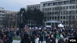 当地时间2024年3月15日反对现任菲佐政府的集会，下午6时许的人潮、标语和旗帜，布拉迪斯拉发的自由广场（Námestie Slobody）(美国之音 杨乐天)