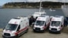 Ambulans diparkir di dekat perahu penjaga pantai saat petugas menurunkan jenazah dua puluh satu migran yang tenggelam setelah perahu yang membawa mereka terbalik di lepas pantai Turki di Laut Aegea, 15 Maret 2024. (Demiroren News AAgency / DHA (Demiroren News Agency) / AFP) 