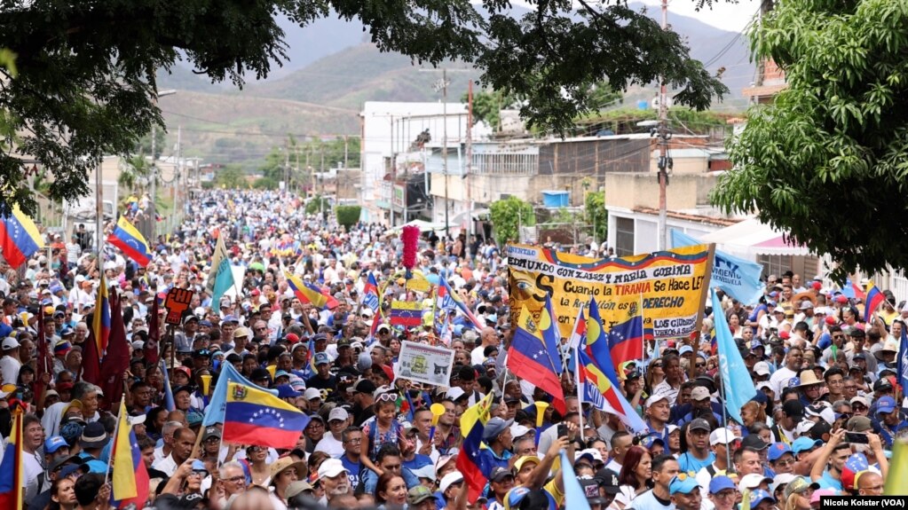 Vista general de la concentración de la oposición política venezolana para promover la candidatura de Edmundo González Urrutia en La Victoria, Aragua, el sábado 18 de mayo de 2024.