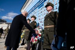 美国总统拜登在基辅圣米迦勒金顶修道院外的纪念墙献花圈。（2023年2月20日）