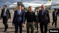 Украинскиот претседател Володимир Зеленски пристигнува на аеродромот во Цирих во Швајцарија, 14 јуни 2024 година.