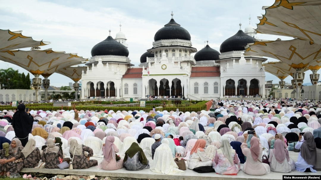 Umat Muslim menghadiri salat Idulfitri, di Banda Aceh, 10 April 2024. (Foto: REUTERS/Riska Munawarah)