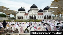 Umat Muslim menghadiri salat Idulfitri, di Banda Aceh, 10 April 2024. (Foto: REUTERS/Riska Munawarah)