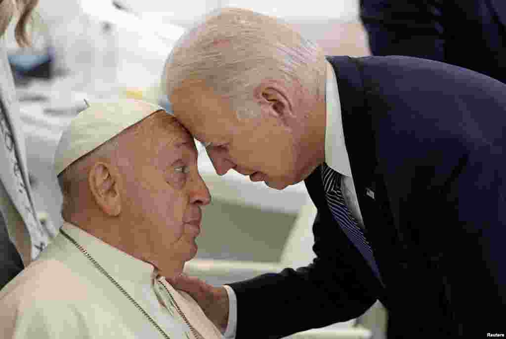 U.S. President Joe Biden and Pope Francis talk ahead of a session on Artificial Intelligence (AI), Energy, Africa and Mediterranean on the second day of the G7 summit in Borgo Egnazia, Italy. REUTERS/Louisa Gouliamaki