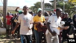 Jubilant pardoned prisoners leave Zimbabwe’s Chikurubi Maximum Prison in Harare on April 19, 2024. (Columbus Mavhunga/VOA)