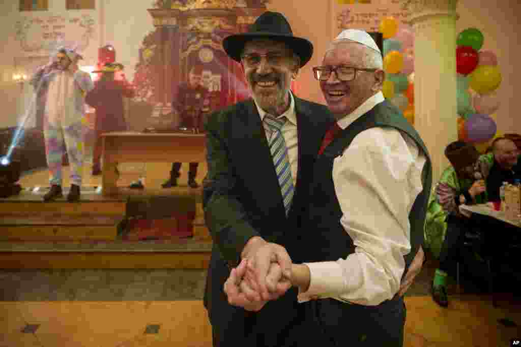 Hombres de la comunidad judía ucraniana bailan durante las celebraciones de Purim y una comida festiva en la Gran Sinagoga Coral en Kiev, Ucrania, el domingo 24 de marzo de 2024. Purim es ampliamente descrita como la celebración judía más alegre, celebrada con disfraces, parodias, sonajas, matracas y varios grados de alboroto. (Foto AP/Vadim Ghirda) &nbsp;