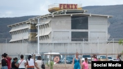 Venezuela'daki Fenix Cezaevi'nde yatan 1800'ün üzerinde mahkum kötü muameleden şikayet ederek açlık grevi düzenliyor