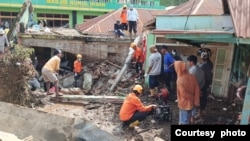 FILE - Tim penyelamat berusaha mencari korban banjir bandang di kawasan Kabupaten Agam dan Tanah Datar di Sumatra Barat (courtesy: Basarnas Padang)