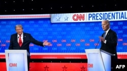 El presidente de EEUU, Joe Biden, (der) y el expresidente Donald Trump, (izq) participan en el primer debate presidencial de 2024 en los estudios de la cadena CNN en Atlanta, Georgia, el 27 de junio de 2024.