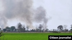 (ပုံဟောင်း) - ရွှေကူမြို့နယ် မံဝိန်းကျေးရွာနေအိမ်များမီးလောင်နေစဉ် (မတ်လ ၃၀၊ ၂၀၂၃)