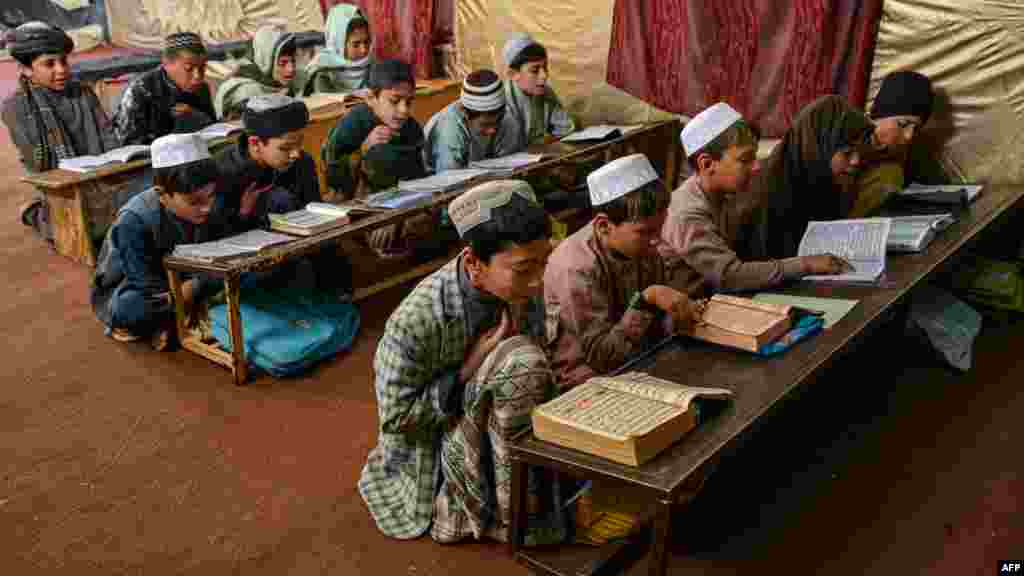 Madrasada Qur'on mutolaa qilayotgan bolalar. Qandahor, Afg'oniston.