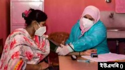 এক নারীর সাথ পরীক্ষা করছেন চিকিৎসক। 