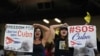 Los manifestantes sostienen carteles y cantan durante el juego del Clásico Mundial de Béisbol entre Cuba y Estados Unidos, el domingo 19 de marzo de 2023, en Miami. (Foto AP/Wilfredo Lee)