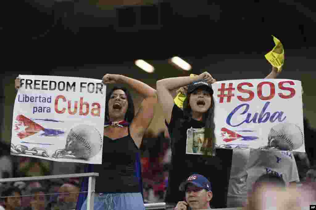 Asistentes al juego de beisbol entre cubanos y estadounidenses, levantaron su voz de protesta a través de carteles con mensajes como &quot;libertad para Cuba&quot;.&nbsp;
