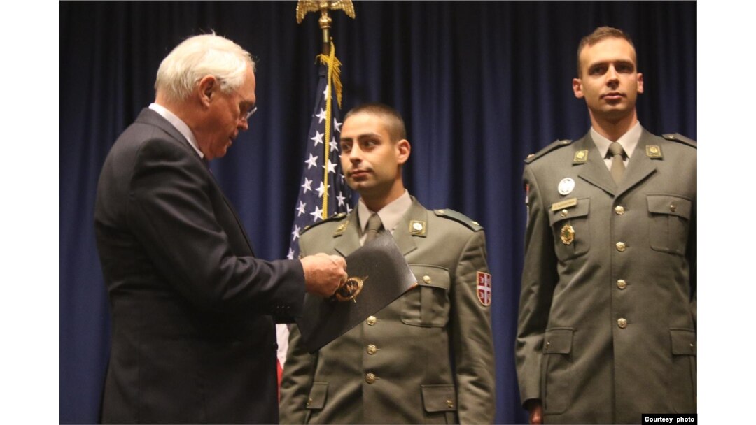 Ambasador SAD dodeljuje priznanja JSAM vojnicima Vojske Srbije, u američkoj ambasadi u Beogradu, 17. aprila 2024. (Foto: FoNet)