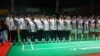 Para pebulutangkis dan pelatih China (mengenakan jaket putih dan ban lengan hitam) dan sejumlah pemain lainnya mengheningkan cipta mengenang wafatnya Zhang Zhijie, pebulutangkis junior China, di turnamen Kejuara Asia Junior di Yogyakarta, pada 1 Juli 2024. (Foto: PBSI/AFP)