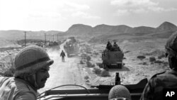 Konvoi tentara Israel melintas di Sinai, Mesir, dalam Perang Enam Hari antara Israel dan negara-negara Arab, 7 Juni 1967. (Foto: AP Photo/Arsip)