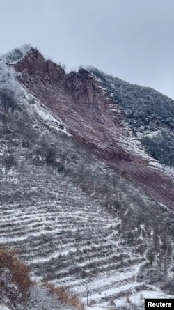 Tanah longsor di Desa Liangshui, Kota Zhaotong, provinsi Yunnan, China dalam tangkapan layar dari video media sosial yang dirilis 22 Januari 2024. (Video Diperoleh Oleh Reuters/via REUTERS)